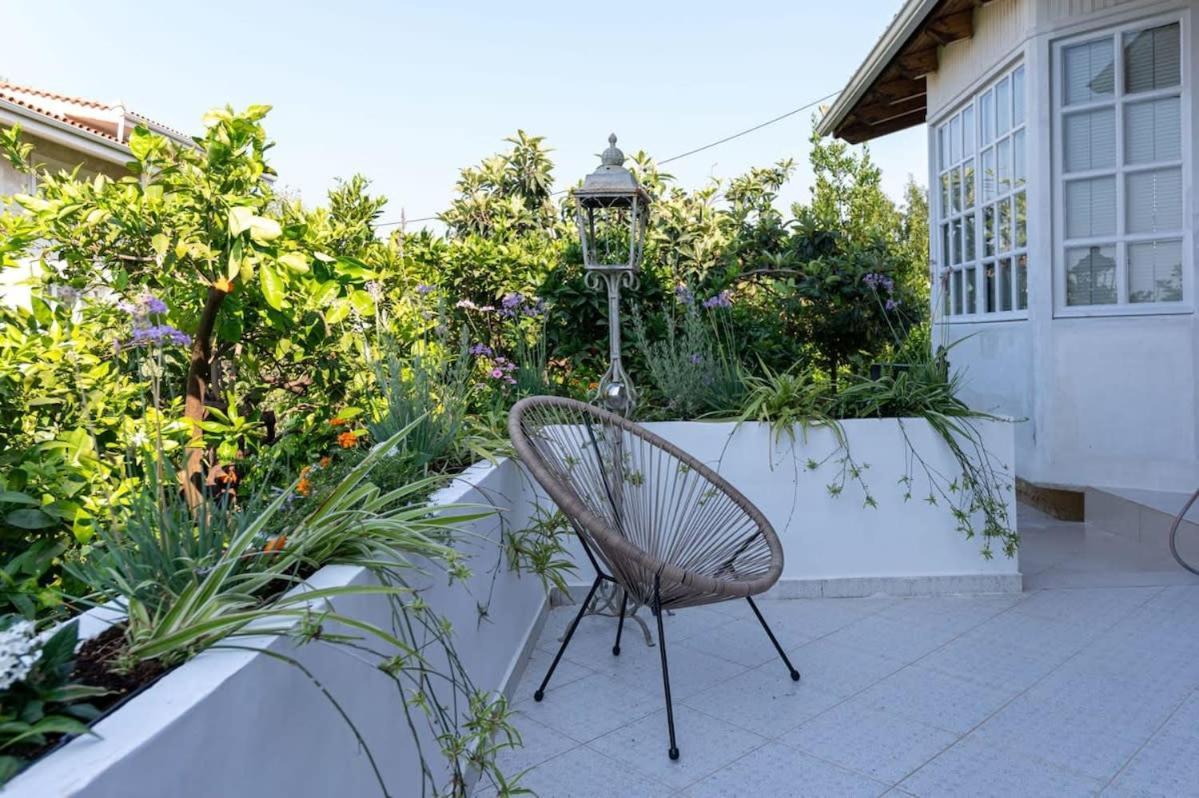 Serene Seaside Bliss - Lush & Secluded Garden Oasis 칼라마타 외부 사진